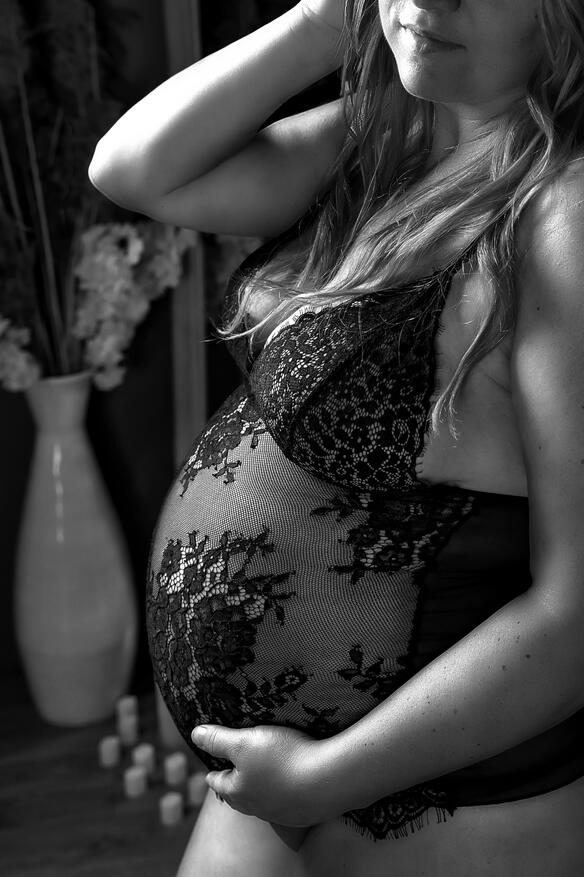 femme en lingerie enceinte